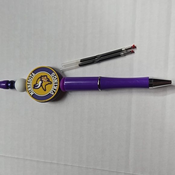 HANDMADE NFL MINNESOTA VIKINGS EARRINGS, PEN, AND KEYCHAIN - Picture 2 of 5